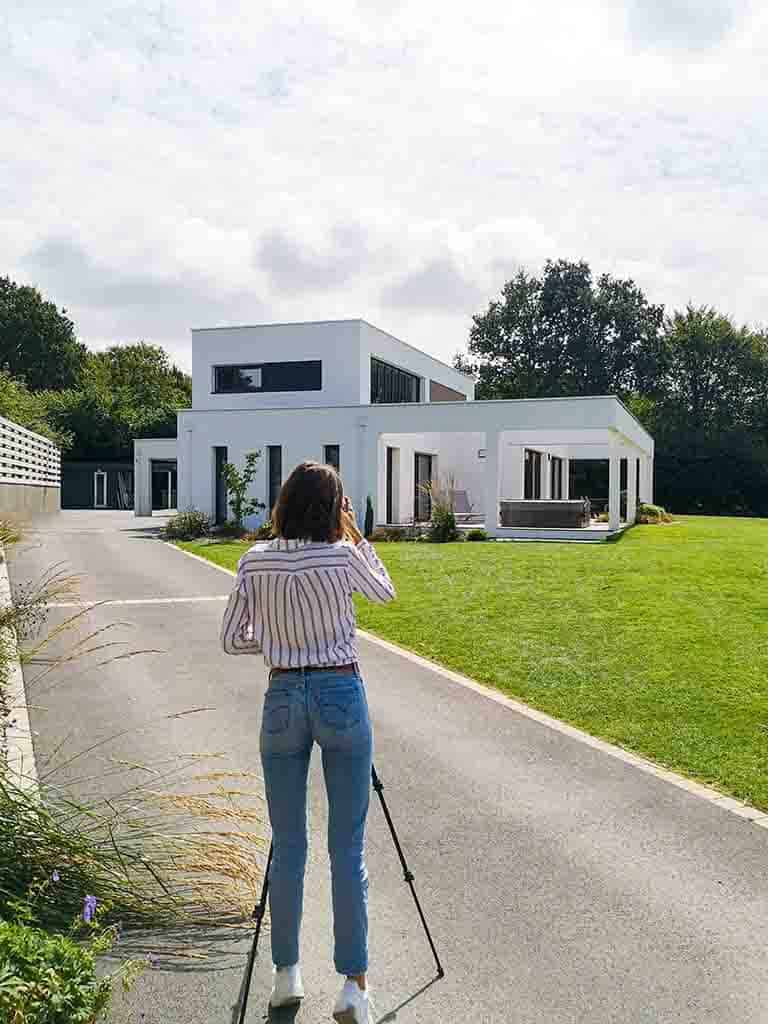 Elodie Dugué photographe d'architecture, de dos à photographier une villa moderne