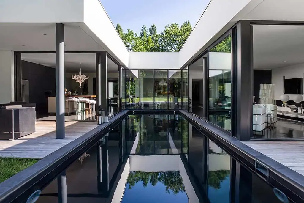 Photo piscine design noire à nantes