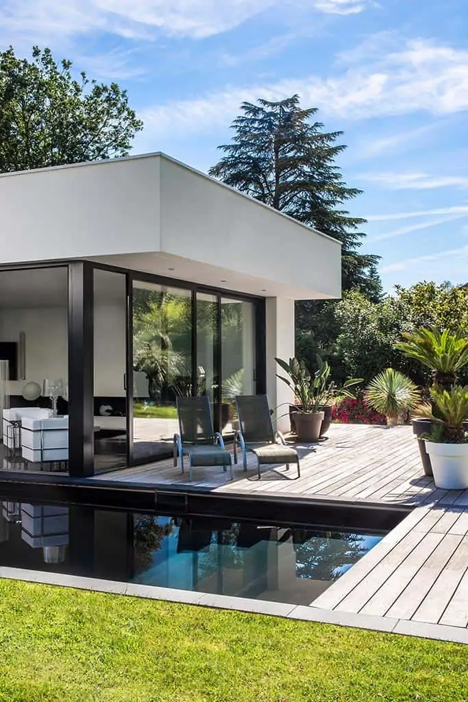 Photo piscine maison design noire