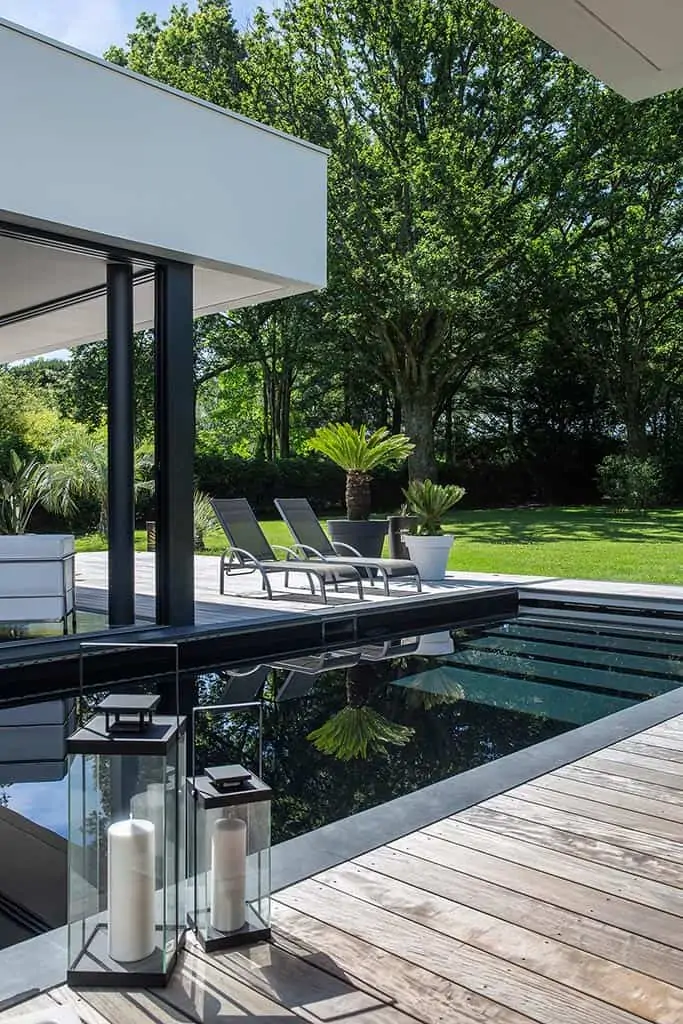 Photo piscine avec fond noir