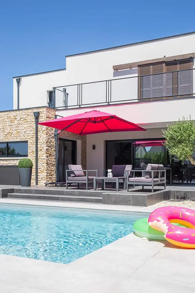 Photo piscine avec terrasse aménagée