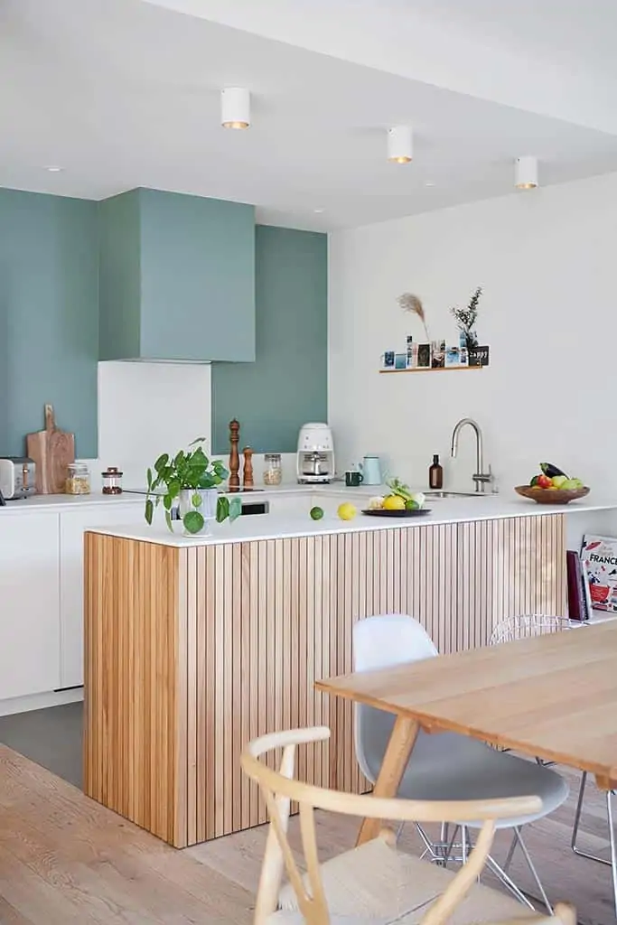 Photo décoration d'une cuisine avec ilot en bois