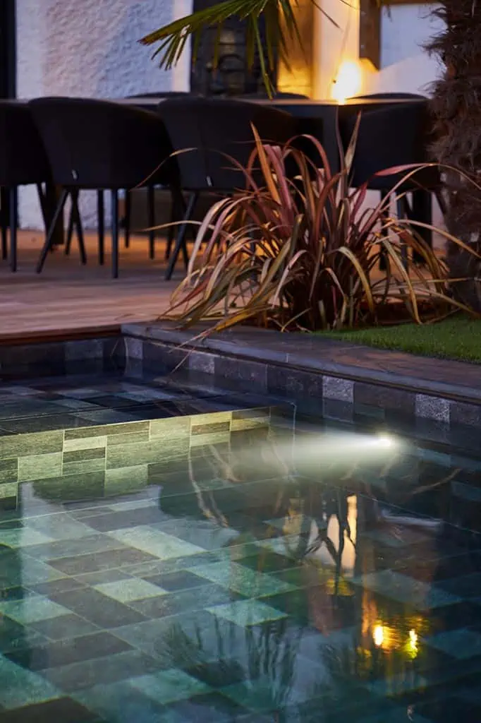 détail projecteur de nuit Photo piscine