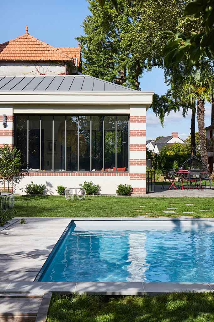 Photo piscine devant une extension