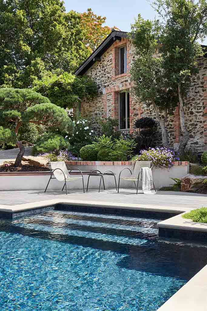 Photo piscine avec bâtiment rénové en pierre