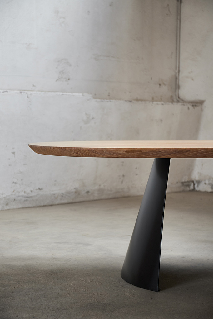 Table design avec plateau bois